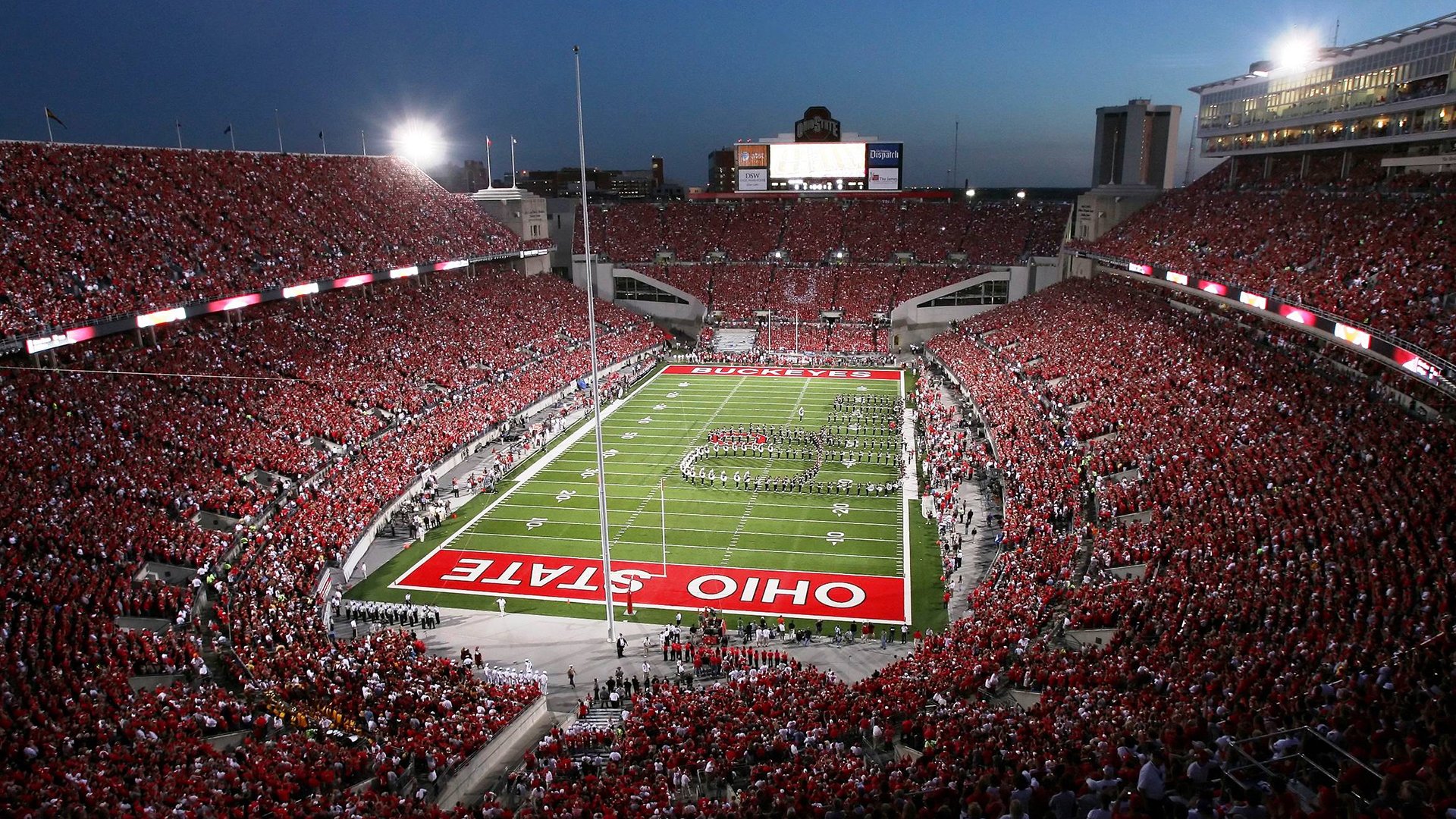 中国马拉松系列赛深圳夜跑站 滨海大道灯火辉煌跑者一路拍照打卡